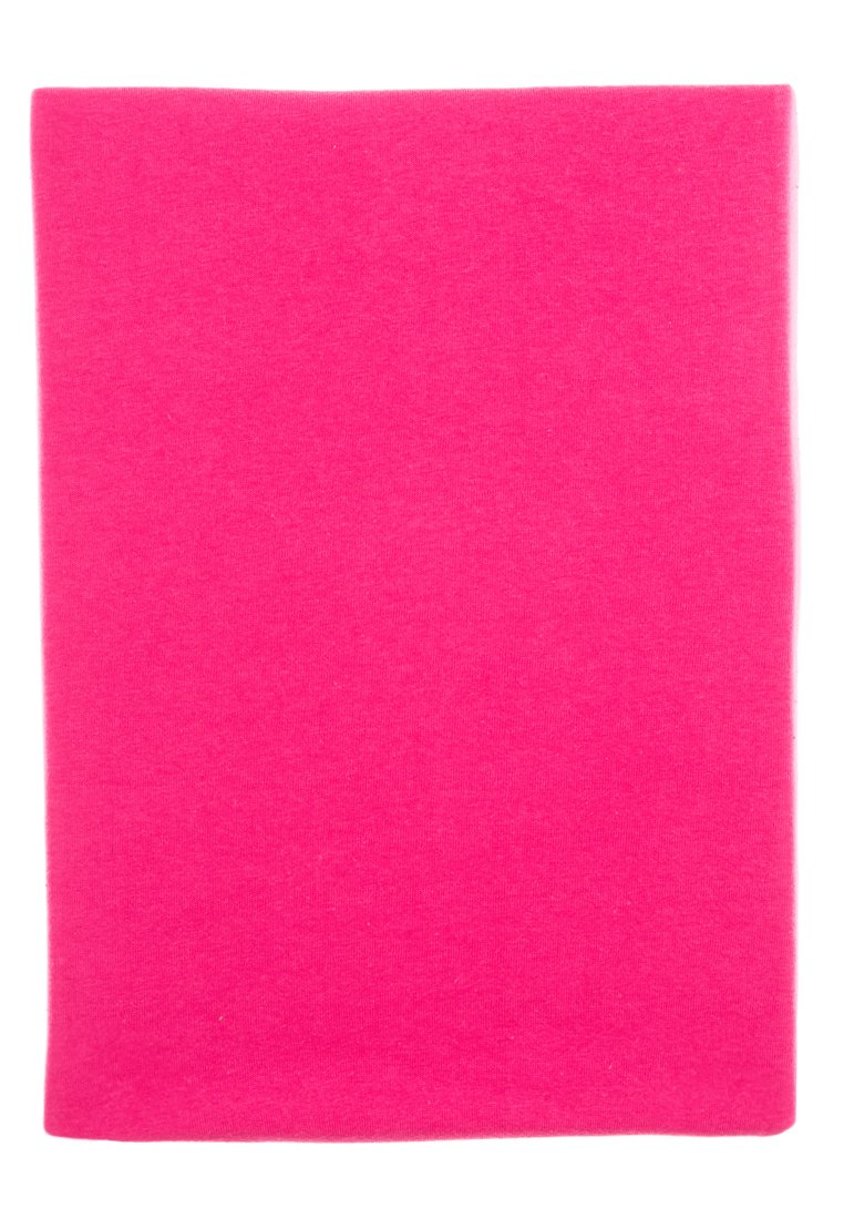 Tissu rose vif, texture douce et lisse, forme rectangulaire sans motifs ni embellissements visibles.