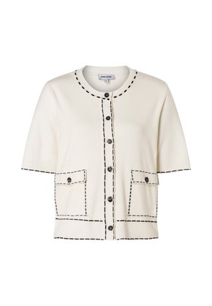 Weißer kurzärmeliger Strickcardigan mit schwarzen Nahtdetails, vorderen Knöpfen, zwei geknöpften Taschen und rundem Ausschnitt.