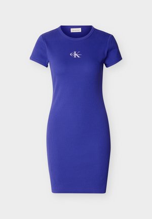 Dopasowana, krótkorękawowa sukienka w kolorze królewskiego błękitu z okrągłym dekoltem i małym logo Calvin Klein na środku klatki piersiowej.
