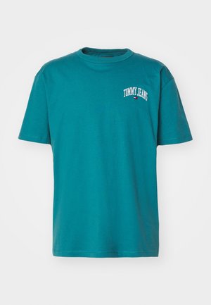 Miętowa koszulka z krótkim rękawem i okrągłym dekoltem z logo "TOMMY JEANS" oraz małym emblematem flagi na lewej piersi.