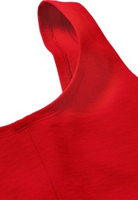 Rotes Trägershirt mit glatter Textur und rundem Ausschnitt. Beinhaltet sichtbare Nähte entlang der Kanten zur Verstärkung.