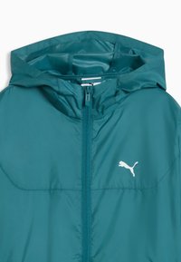 Veste à capuche turquoise avec fermeture éclair avant et logo Puma blanc sur la poitrine gauche, fabriquée en tissu lisse et résistant à l'eau.