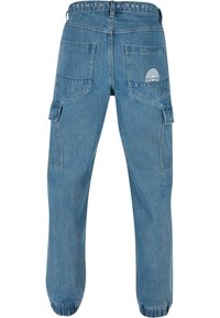 Lyseblå denim cargo-bukser med justerbare manchetter, to baglommer og logo-detalje på bagsiden. Har en afslappet pasform og slidstærkt stof.