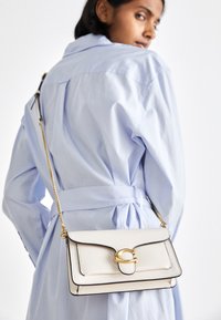 TABBY CHAIN - Clutch - chalk