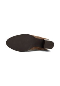 Scarpa con tacco in suede marrone con suola testurizzata e tacco a blocco. Presenta un accento in pelle liscia sul lato e una punta arrotondata.