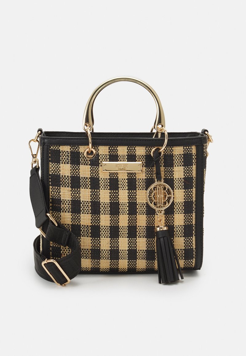Petit sac à main avec motif à carreaux noir et beige, poignées dorées, bandoulière noire réglable et pendentif pompon décoratif doré et noir.