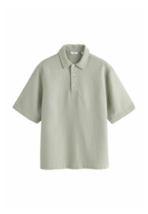 Jasnozielona koszulka polo z krótkim rękawem wykonana z tkaniny o fakturze oraz z trzema guzikami na listwie, przedstawiona na białym tle.