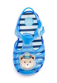 Sandalia azul transparente con diseño de cara de oso. Suela interna a rayas con el logo "GIOS Eppo". Cuenta con una correa de hebilla para un ajuste seguro.