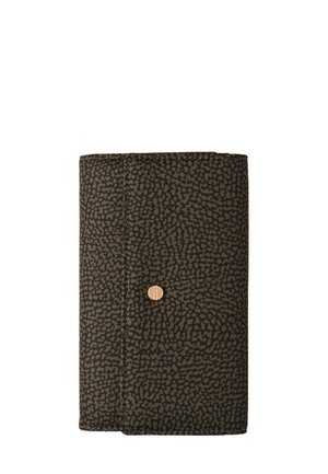 Portefeuille marron à motifs en matériau texturé, doté d'une fermeture à bouton-pression doré et de bords cousus. Forme rectangulaire compacte.