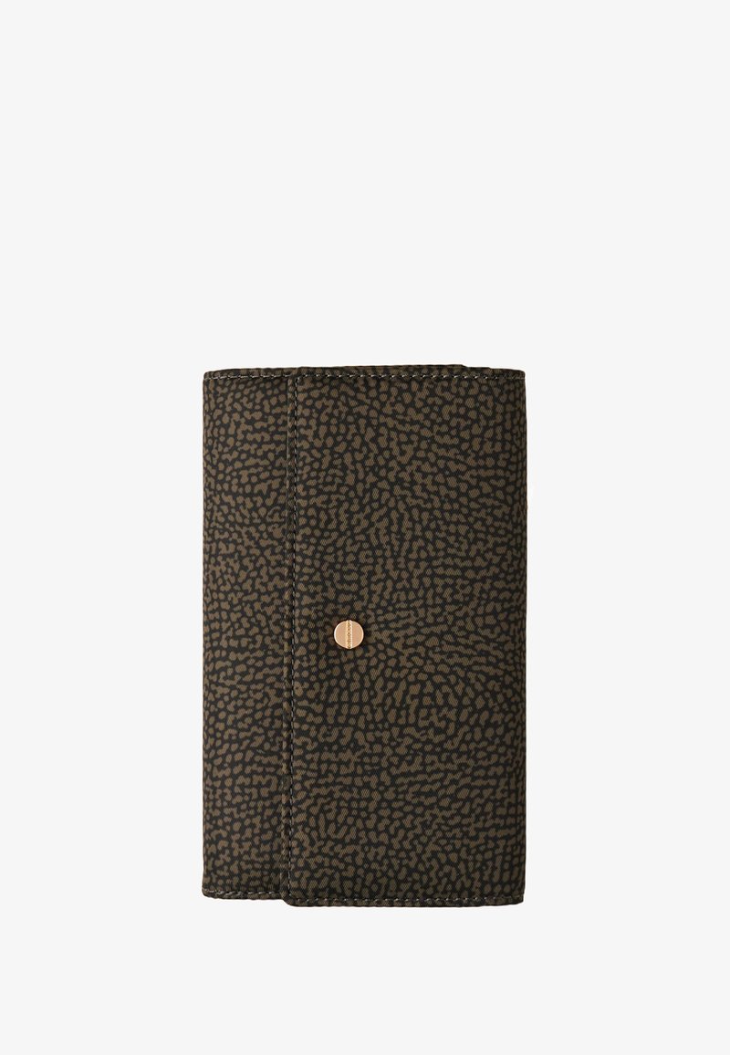 Braune gemusterte Brieftasche aus strukturiertem Material, mit einem goldenen Druckknopfverschluss und genähten Kanten. Kompakte rechteckige Form.