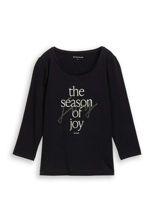 Crna majica dugih rukava s natpisom "sezona radosti" u bijeloj boji, ukrašena šljokicama. Dizajn s okruglim izrezom.