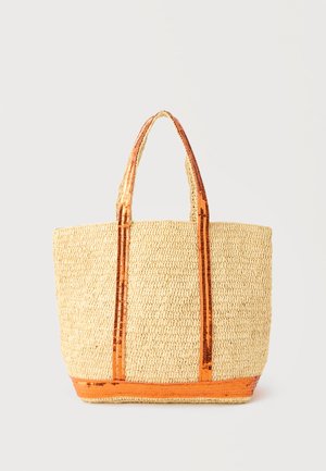 Pleciona torba ze słomy z pomarańczowym obszyciem i uchwytami, z teksturowanym wzorem i prostokątną podstawą.
