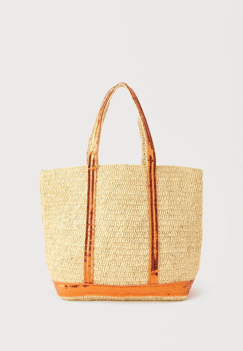 Πλεκτή τσάντα χειρός από άχυρο με πορτοκαλί περιθώριο και λαβές, με υφή σχεδίου και ορθογώνια βάση.