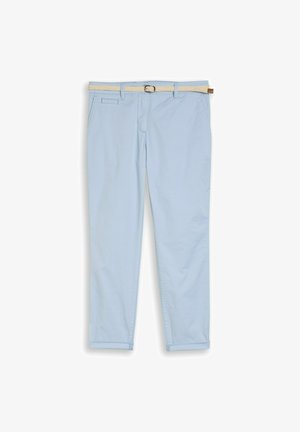 Hellblaue gerade geschnittene Hose mit einem beigefarbenen geflochtenen Gürtel und Seitentaschen, flach auf einem weißen Hintergrund ausgelegt.