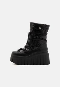 Botas de plataforma negras con parte superior sintética texturizada, diseño fruncido y cordones ajustables. Presenta una suela gruesa y estriada.