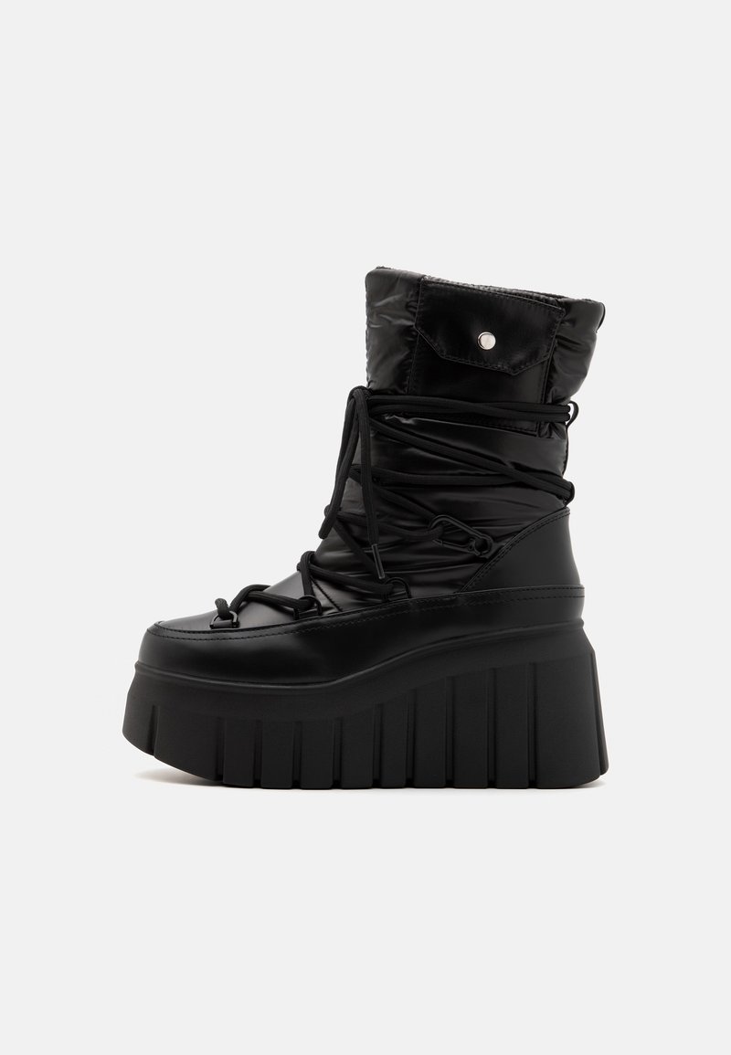 Botas de plataforma negras con parte superior sintética texturizada, diseño fruncido y cordones ajustables. Presenta una suela gruesa y estriada.