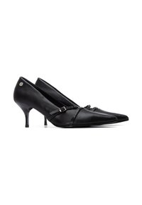 Scarpe nere in pelle con tacco alto e punta affusolata, dotate di una fascia con borchie argentate e un piccolo emblema argentato di lato.
