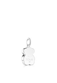 Ciondolo a forma di orso in argento con finitura lucida, inciso con "TOUS" e "S925", dotato di un piccolo anello per il fissaggio.