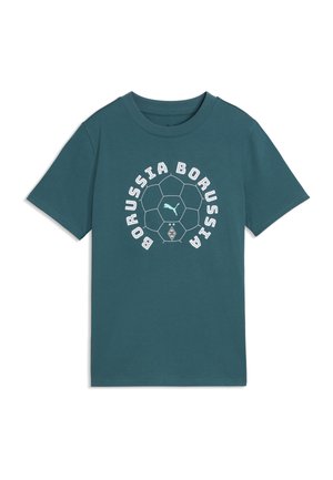 Teal kortærmet T-shirt med en grafik af en fodbold, Puma-logo og "Borussia" tekst buet rundt om bolden på forsiden.