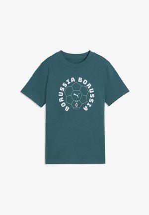 Teal kortærmet T-shirt med en grafik af en fodbold, Puma-logo og "Borussia" tekst buet rundt om bolden på forsiden.