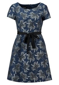 Granatowa sukienka z krótkimi rękawami, z kwiatowym srebrnym wzorem, wcięciem w talii z czarną wstążką i okrągłym dekoltem. Gładka faktura materiału.