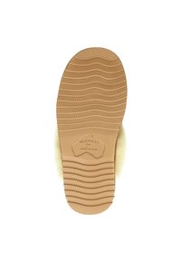 Lichtbeige schapenleren pantoffelzool met een getextureerde rubberen vervaardiging. Logo in het midden ingebed, gedetailleerd profiel zichtbaar.