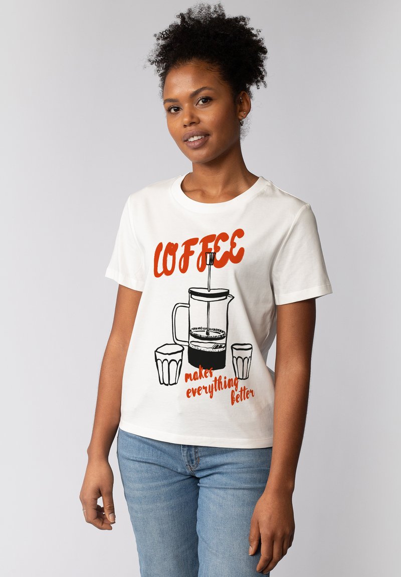 Witte katoenen T-shirt met een zwart-oranje grafisch ontwerp van een koffiepers en twee kopjes, met de tekst "KOFFIE maakt alles beter."