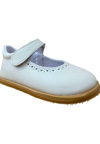 Zapato Mary Jane de cuero blanco con una tira de Velcro, diseño perforado en la parte superior y suela de goma marrón con textura.