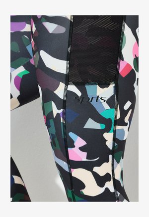 Černé a vícebarevné sportovní legíny s geometrickým vzorem, elastický materiál, síťová vložka a logo "sport" blízko stehna.
