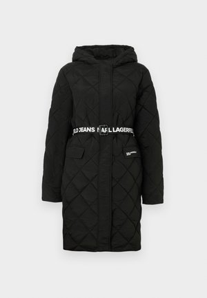 Abrigo acolchado negro con capucha, que presenta una cintura con cinturón y un logo, además de dos bolsillos frontales. Textura suave y mangas largas.