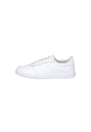 Zapatilla blanca de caña baja con cierre de cordones y tres discretas rayas laterales, diseñada para uso casual.
