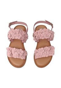 Sandalo rosa con tre fascette floreali realizzate in materiale morbido, caratterizzato da una suola marrone liscia e una cinghia alla caviglia regolabile.