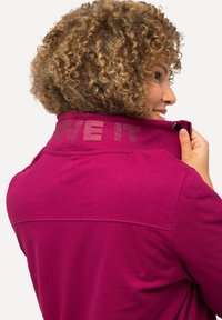 Ulla Popken COL MONTANT ET POCHE KANGOUROU - Sudadera con cremallera - berry