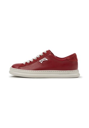 Zapatilla deportiva de cuero rojo con cordones blancos, talón de ante, suela blanca y un logotipo blanco en el lateral, mostrada sobre un fondo blanco.