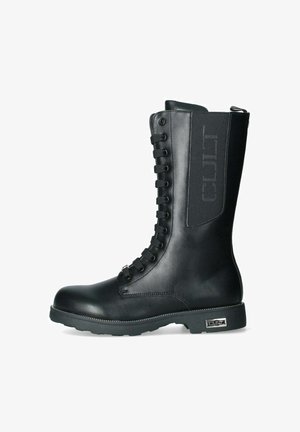 Stivali neri in pelle al ginocchio con lacci anteriori, una cerniera laterale e un pannello testurizzato con un logo, su una suola nera resistente.