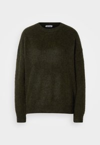 Zielony, puszysty sweter z okrągłym dekoltem i długimi rękawami. Wykonany z miękkiego materiału, z chropowatą fakturą. Czysty design bez wzorów.
