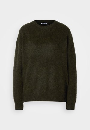 Zielony, puszysty sweter z okrągłym dekoltem i długimi rękawami. Wykonany z miękkiego materiału, z chropowatą fakturą. Czysty design bez wzorów.