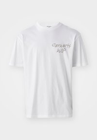 Balta medvilninė marškinėliai su apvaliu iškirpimu ir trumpomis rankovėmis. Kairėje krūtinės pusėje yra pilkas logotipas „Carhartt WIP“ su tekstūrine dizaino elementu.