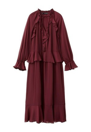 Haljina tamnocrvene boje s dugim rukavima, volanima na izrezu ovratnika, manžetama i rubu, s detaljem vezanja na ovratniku i slojevitim peplum strukom.