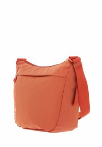 Sac bandoulière orange en tissu texturé, avec une fermeture éclair sur le dessus et une poche avant. Comprend une sangle réglable pour un transport facile.