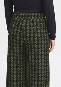 ICHI IHKATE - Nohavice - parrot green houndstooth