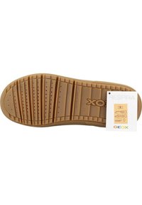 Ruske rubber buldožer s vodoravnimi utori in več vrstami ventilacijskih lukenj. Priložena oznaka vsebuje ikone in blagovne znamke GEOX in RESPIRE.