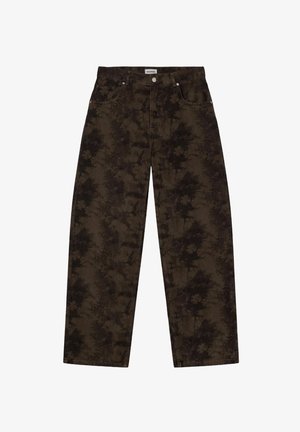 Bruine spijkerbroek met een patroon en een losse pasvorm, met een hoge taille en steekzakken. De versleten textuur voegt visuele interesse toe.