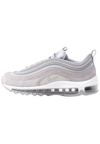 Nike Air Max 97-sneakers i ljusgrå mocka och mesh; vågig design; synlig luftkudde i sulan; reflekterande accenter; gummisul.