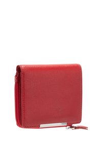 Cartera de cuero roja con un acabado texturizado, que cuenta con un cierre de cremallera alrededor y un acento de metal plateado en la parte frontal. Forma compacta y rectangular.