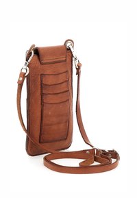 Pochette a tracolla in pelle marrone per telefono con molteplici slot per carte, una finitura testurizzata e una tracolla regolabile. Presenta dettagli in metallo.