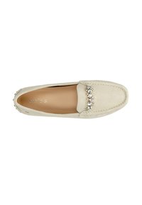 Lichtbeige suède mocassins met een gladde textuur, voorzien van decoratieve kristalaccenten aan de voorkant en subtiele stikhuldetails.