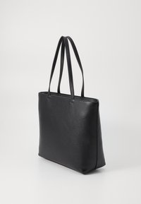 Schwarze Leder-Tote mit strukturiertem Shape, glatter Textur und zwei langen Griffen. Keine sichtbaren Beschläge oder Verzierungen.