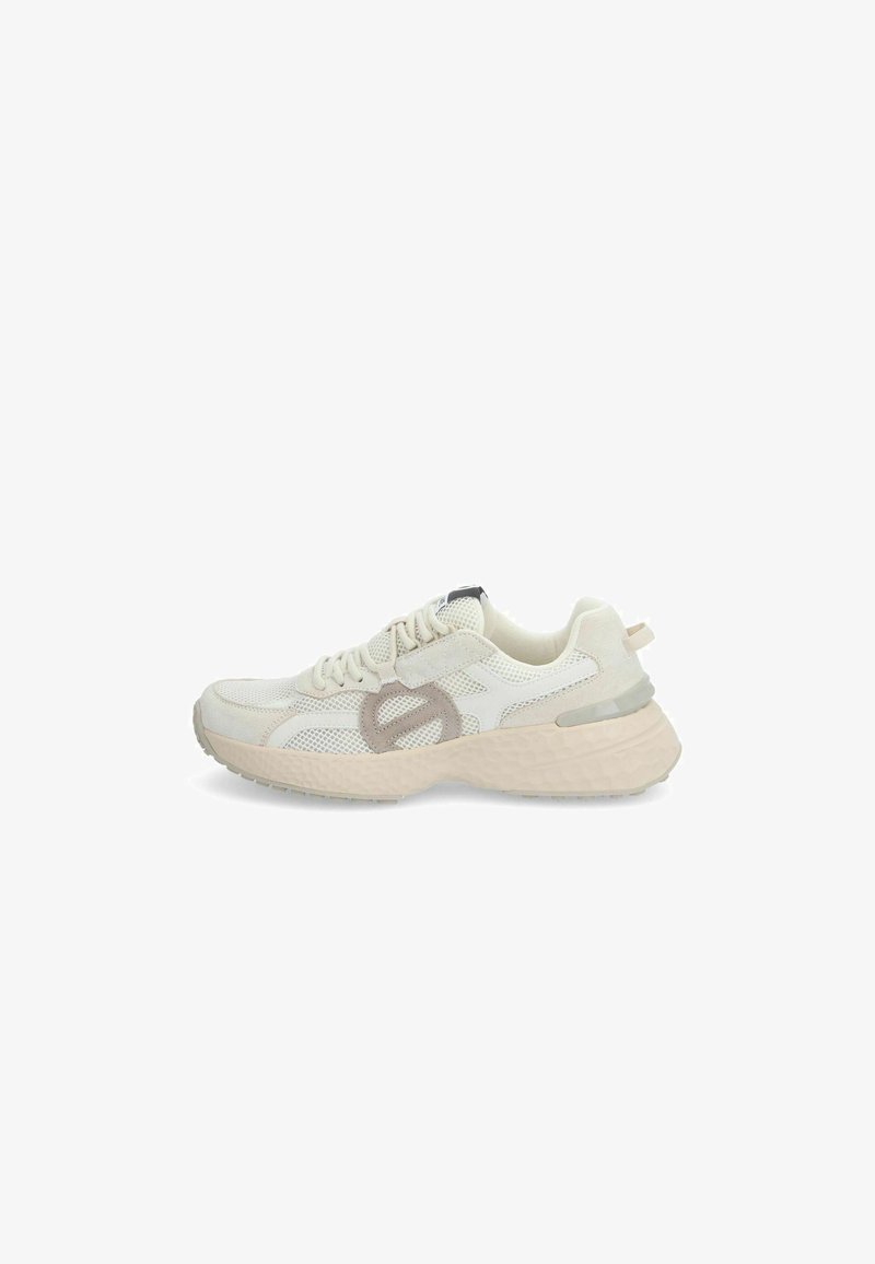 Hellbeige Sportschuh aus Mesh und Wildleder, mit einer strukturierten Sohle, runder Form und einem subtilen Logo-Detail an der Seite.
