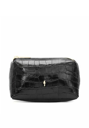 Czarna prostokątna saszetka na zamek z błyszczącą fakturą imitującą krokodyla oraz małym złotym emblematem ptaka na przedzie.